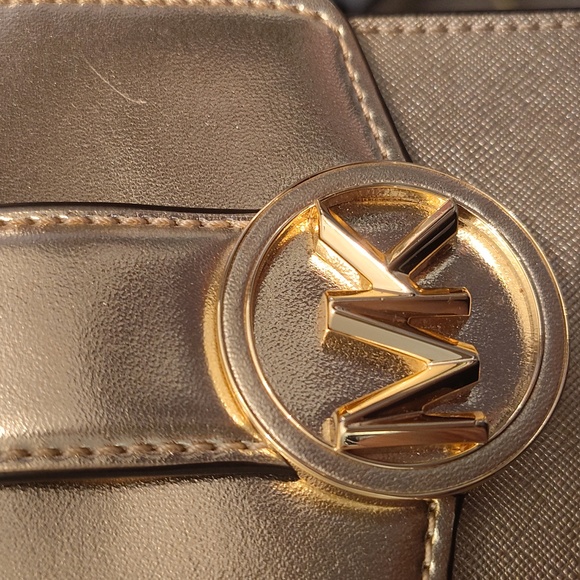 LIKE🆕MK: Michael Kors On-the-Go Mini Crossbody Bag Gold - Picture 10 of 13